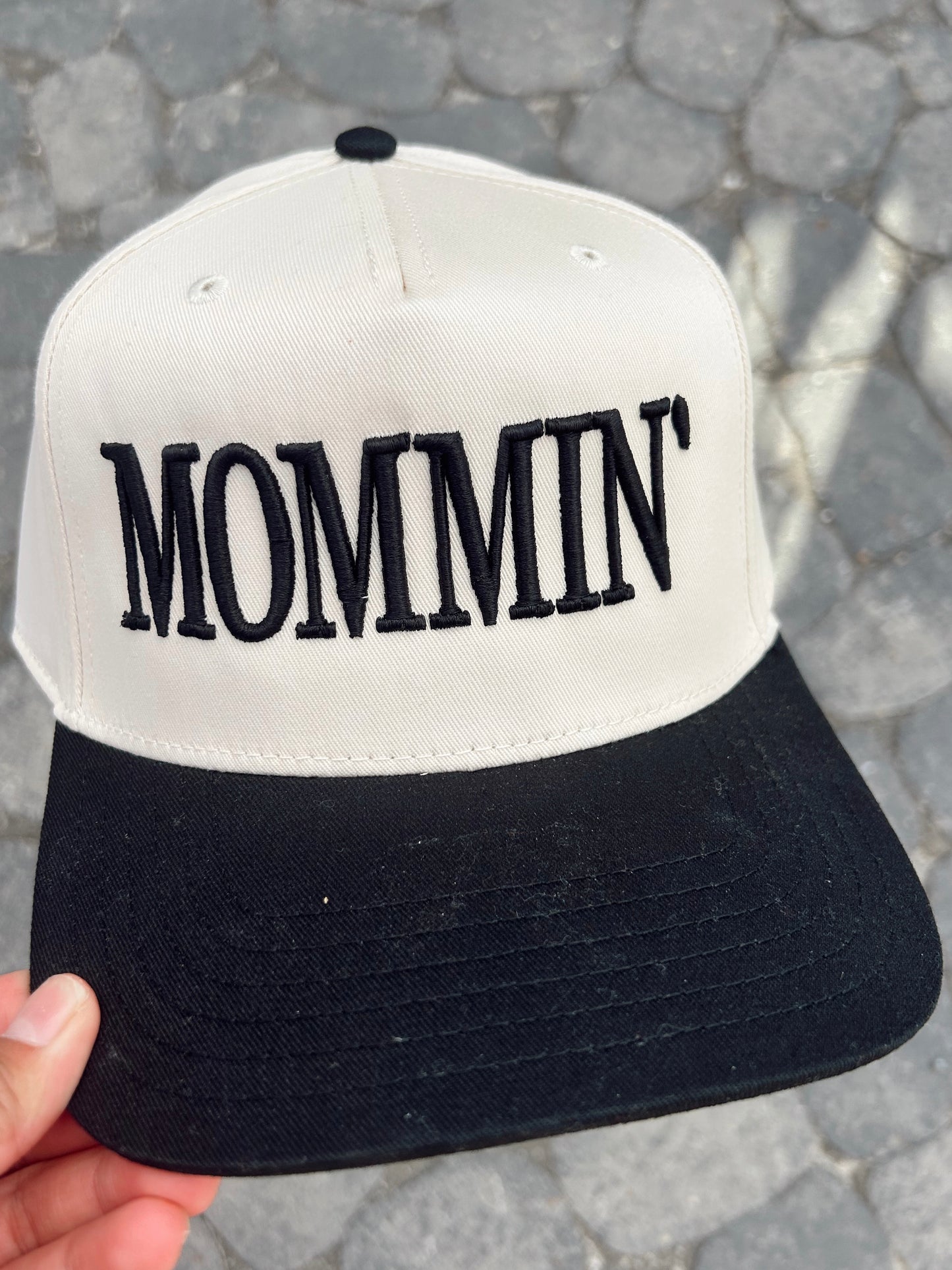 MOMMIN’ Trucker hat
